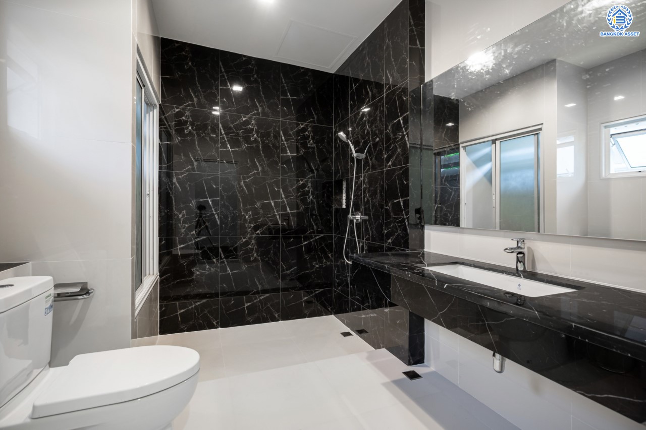 บ้านมือสองตกแต่งใหม่ ม.บางกอกบูเลอวาร์ด ราชพฤกษ์-พระราม5 เนื้อที่ 69 ตร.ว. บนสังคมคุณภาพ SC Asset* ฟังก์ชันพร้อม 3 ห้องนอน 4 ห้องน้ำ 1 ห้องแม่บ้าน จอดรถได้ 2 คัน บนทำเลติดถนนราชพฤกษ์ ใกล้วงเวียนพระรามห้า, ทางด่วนศรีรัช และเพียง 10 ถึงรถไฟฟ้า "สถานีบางรักใหญ่"